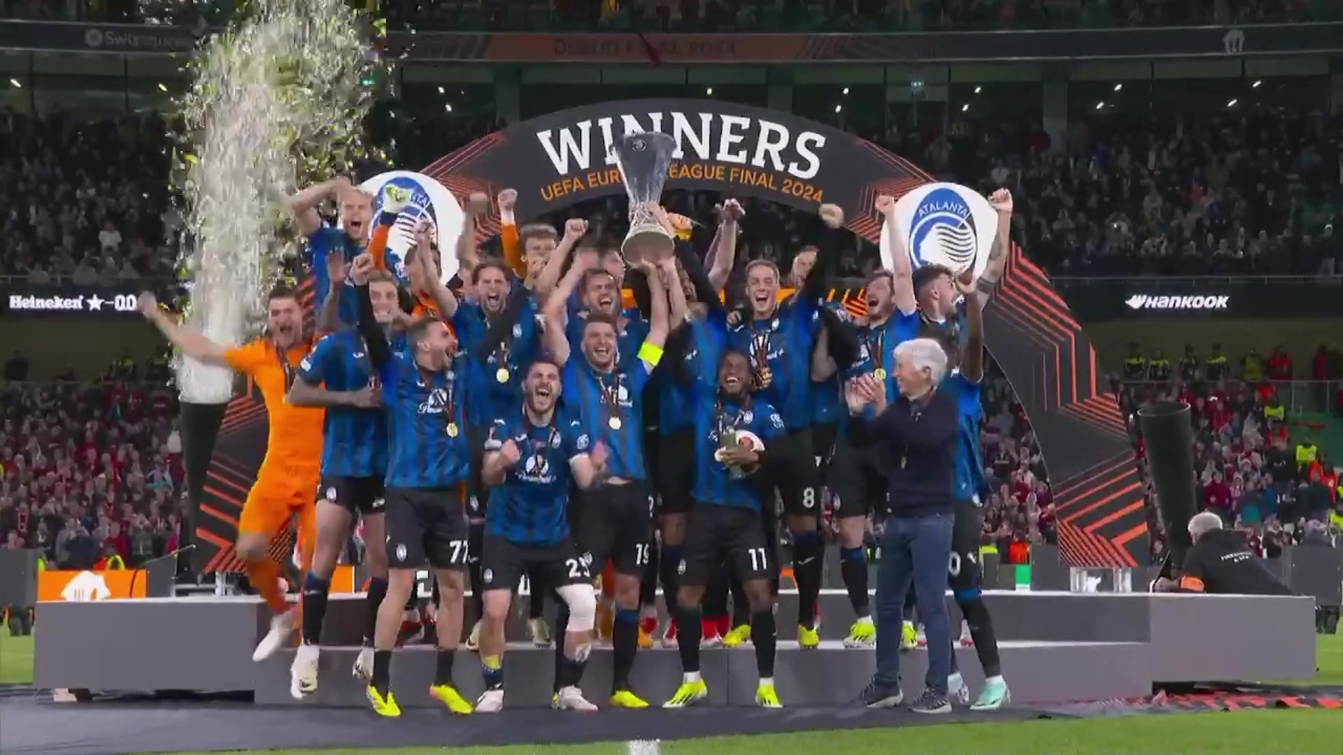  捧杯时刻吉姆西蒂捧起欧联冠军奖杯，冠军属于真蓝黑！
