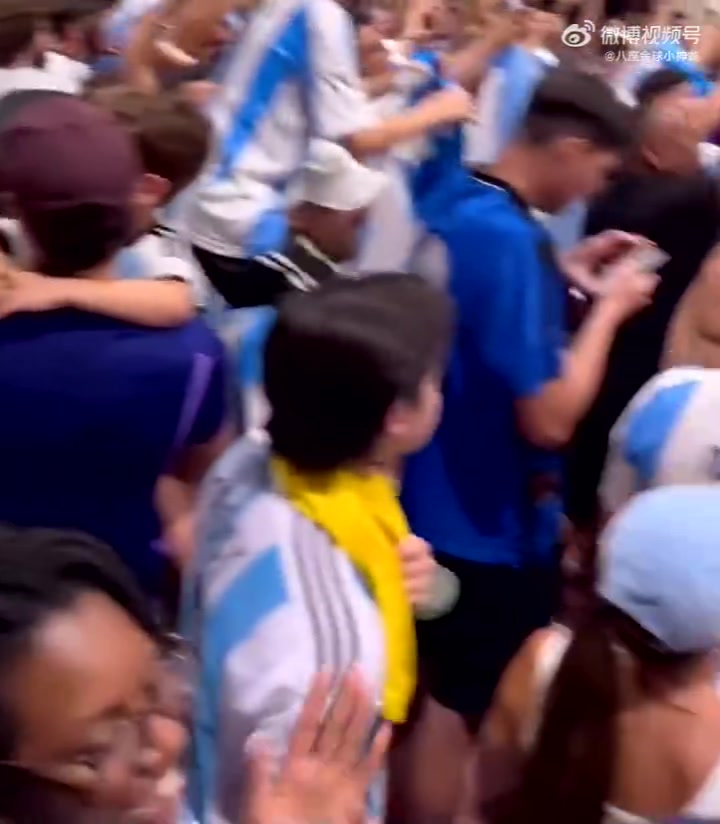  全场沸腾！赛后的阿根廷球迷现场狂欢了起来！