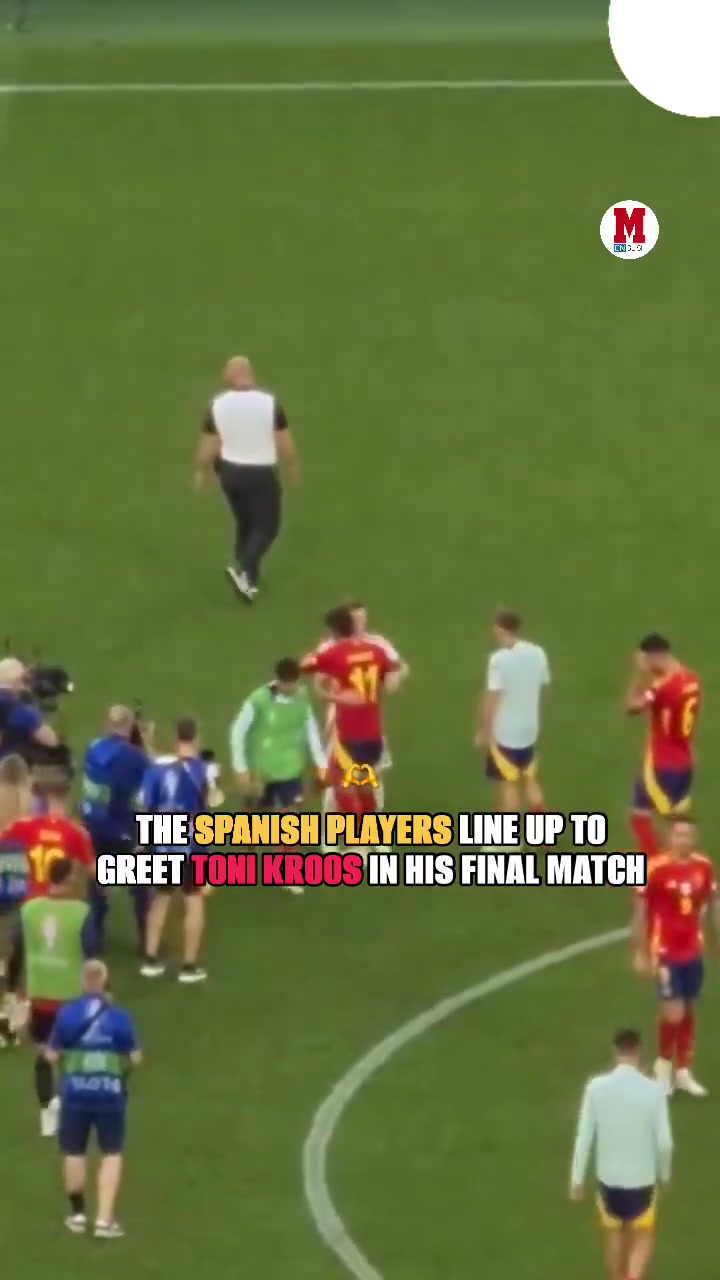  对手的尊重：西班牙球员赛后排队和克罗斯拥抱告别